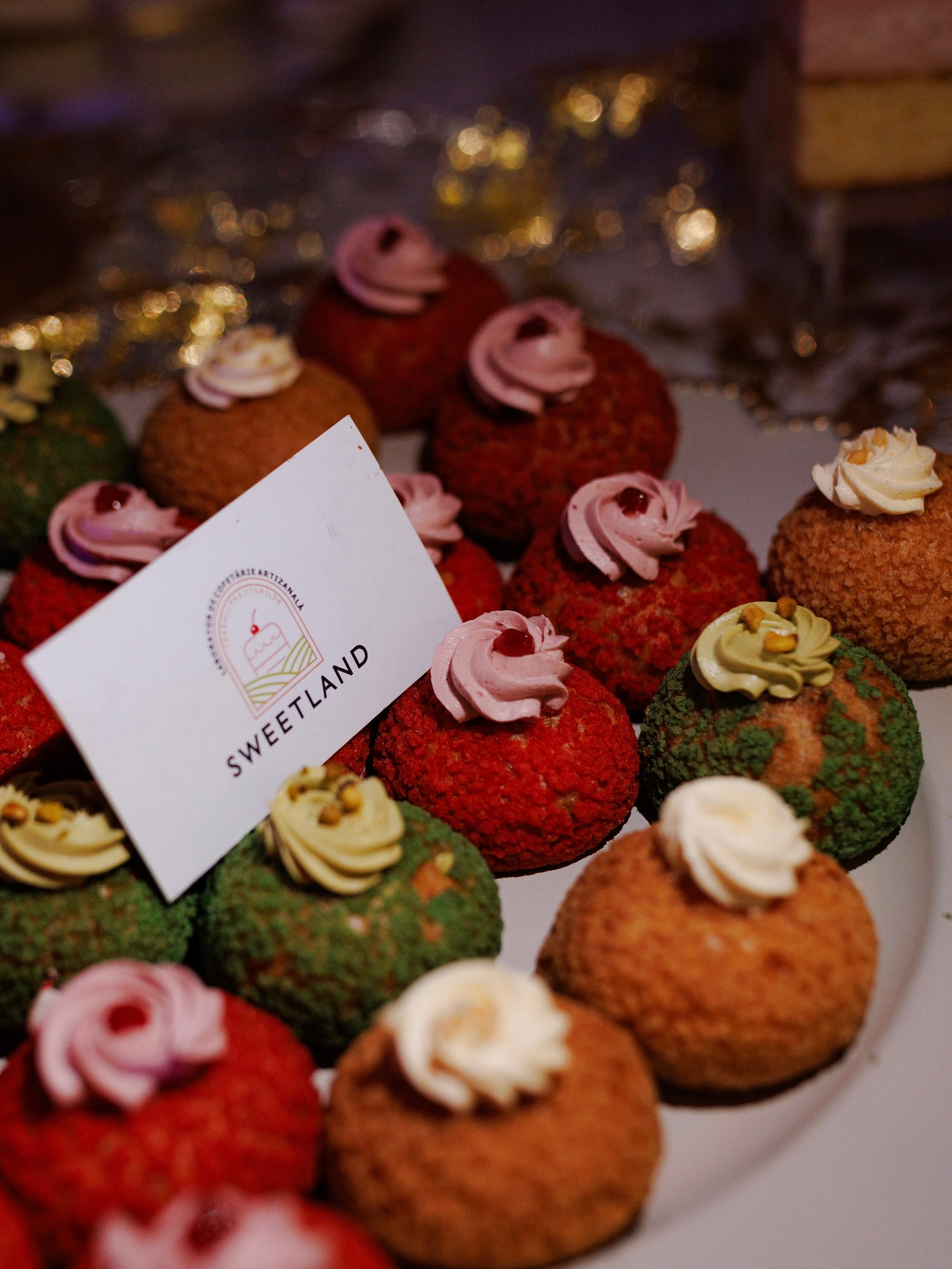 Prăjituri artizanale SweetLand pe platou elegant