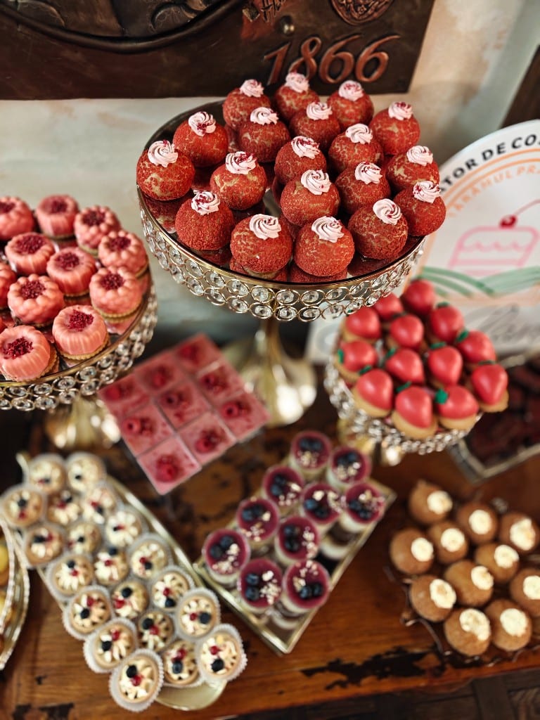 Detaliu candy bar SweetLand cu deserturi artizanale